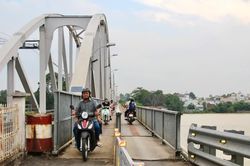 Cầu Ghềnh mở lại cho xe hai bánh sau gần nửa năm tạm đóng