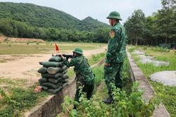 Cán bộ, chiến sĩ Bộ đội Biên phòng TPHCM kiểm tra bắn đạn thật