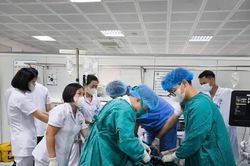 Gần 2 giờ ép tim, 20 phút thiết lập VA-ECMO cứu người bệnh ngừng tim