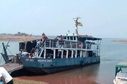 Phà chở quá tải lật úp trên hồ ở Zimbabwe, 15 người tử vong