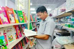 Trước năm học mới, phụ huynh ở Cà Mau 'chật vật' tìm mua sách giáo khoa