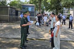 Phát hiện đối tượng bị lực lượng chức năng truy tìm trong quá trình tiếp nhận công dân xuất, nhập cảnh trái phép