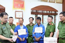 Công an Lai Châu bắt giữ thành công 2 đối tượng vận chuyển 8 bánh heroin