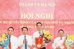 Hà Nội công bố, trao thêm nhiều quyết định về công tác cán bộ