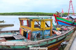 Hàng loạt tàu thuyền mục nát nằm ngổn ngang