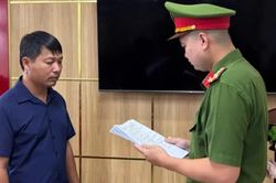 Khởi tố chủ cơ sở dùng hơn 163 tấn chất thải làm gạch