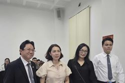 Tạm đình chỉ vụ ly hôn nghìn tỷ của vợ chồng bác sĩ ở TPHCM