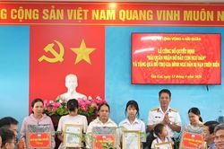 Vùng 4 Hải quân nhận đỡ đầu con 3 ngư dân bị nạn trên biển