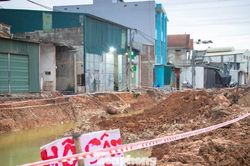 Hà Nội khắc phục hố sâu ven Quốc lộ 6, làm rõ nguyên nhân thi công 'xôi đỗ'