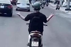 Xác minh người đàn ông bỏ hai tay, múa trên xe máy