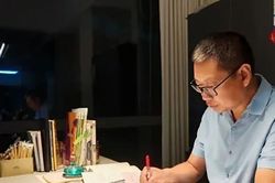 Người bố 44 tuổi đỗ cao học sau lời thách đố của con gái