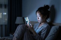 Giới trẻ nghiện video ngắn: Lướt trong vô thức và cả đêm không ngủ