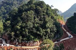 Cận cảnh 'con đường hạnh phúc' xuyên qua đồi ở vùng cao xứ Lạng