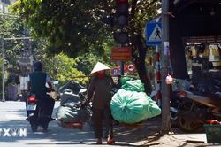 Nhọc nhằn mưu sinh giữa nắng nóng gay gắt ở Quảng Trị