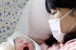Hàn Quốc triển khai 'gói 3 chính sách' hỗ trợ chồng khi vợ mang thai, sinh con