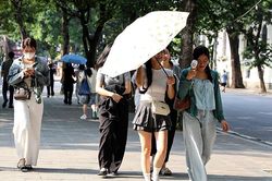 Thời tiết ngày 12/8: Bắc Bộ nắng nóng, chiều tối Nam Bộ và cao nguyên Trung Bộ mưa dông