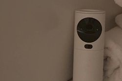 Cặp vợ chồng ph&aacute;t hiện camera quay l&eacute;n hướng thẳng v&agrave;o giường ngủ