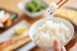 Khi nấu cơm chỉ cần thêm vài giọt nước này, điều bất ngờ sẽ xảy ra khi cơm chín