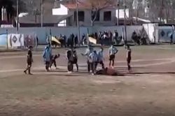 Bị rút thẻ đỏ, cầu thủ đấm gục trọng tài trên sân
