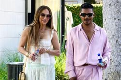 Jennifer Lopez nổi bật với set đồ hoa phong cách boho