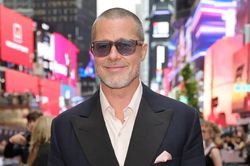 Brad Pitt bị bắt gặp sử dụng đồ uống có cồn tại đám cưới Taylor Swift