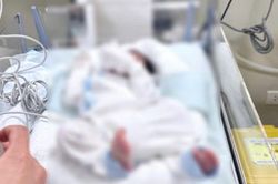Nghẹt thở khoảnh khắc bé trai mới 3 ngày tuổi được đi cấp cứu giữa giờ cao điểm