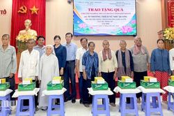 Trao 200 suất quà cho người dân xã Cô Tô