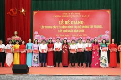 Bắc Ninh: 55/55 học viên lớp Trung cấp lý luận chính trị được cấp bằng tốt nghiệp