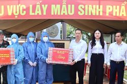 Chủ tịch UBND thành phố Đà Nẵng Nguyễn Mạnh Hùng động viên lực lượng làm nhiệm vụ tại Nghĩa trang liệt sĩ Hòa Châu