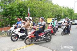 Người dân phấn khởi khi cầu Ghềnh thông xe trở lại