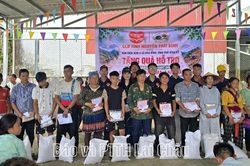 Trao tặng quà cho các hộ nghèo và học sinh có hoàn cảnh khó khăn tại bản Tả Cu Tỷ