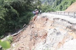 Xem xét hiện trạng sạt lở đất tại xã Na Sầm