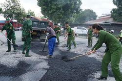 Ra quân sửa chữa, nâng cấp đường giao thông tại Khu công nghiệp Kim Thành