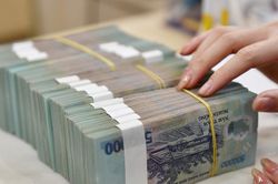 Lãi suất ngân hàng ngày 12/8/2026: VCBNeo đẩy lên 7,8%/năm, LPBank điều chỉnh giảm diện rộng