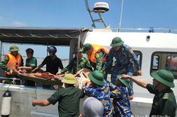 Bộ đội Biên phòng tỉnh kịp thời cứu nạn ngư dân bị tai nạn lao động nghiêm trọng trên biển