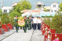 Lấy mẫu hài cốt liệt sĩ chưa xác định danh tính tại xã Vạn Phú