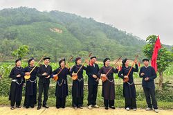 Tiếng Then ngân vang giữa bản