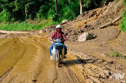 Sạt lở kéo dài trên Quốc lộ 279 đoạn qua xã Hiệp Lực