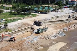 Tập trung máy móc, nhân lực, đẩy tiến độ gia cố kè biển Hải Tiến trước mùa mưa bão