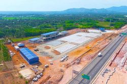 Trạm dừng nghỉ chạy đua về đích trước giờ thu phí 5 cao tốc đoạn Quảng Ngãi - Nha Trang