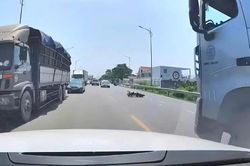 Tai nạn giao thông 12/8: Xe đầu kéo lấn làn tông xe máy khiến 2 người tử vong