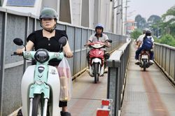 Đồng Nai: Người dân vui mừng khi thông lại tuyến đường dành cho xe máy qua cầu Ghềnh