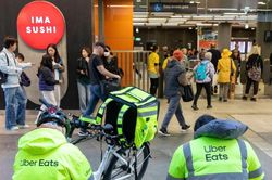 Australia thiết lập mức lương tối thiểu đầu tiên trên thế giới cho lao động giao hàng công nghệ