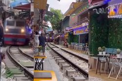 X&aacute;c minh vụ du kh&aacute;ch bị t&agrave;u hỏa hất văng điện thoại