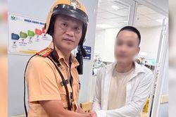CSGT mở đường đưa b&eacute; 3 ng&agrave;y tuổi cấp cứu