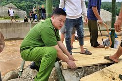 Công an xã dựng cầu tạm cho học sinh chuẩn bị đến trường năm học mới