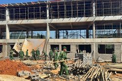 Cán bộ, chiến sĩ Biên phòng hỗ trợ xây dựng Trường nội trú liên cấp xã Đình Phong