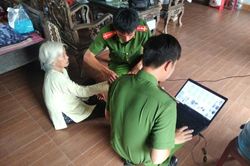 Công an Ninh Bình giúp người dân bước qua khoảng cách số