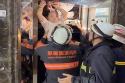 Giải cứu 13 người mắc kẹt trong thang máy ở Hà Nội, có 8 trẻ em: 'Dũng cảm lên! Có chú đây rồi!'
