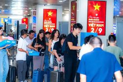 Giá vé máy bay 2/9 'leo thang', có chặng gần gấp đôi: Nên mua sớm hay chờ thêm?